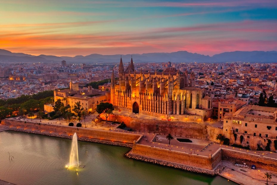 Die Kathedrale von Palma beim Sonnenuntergang.